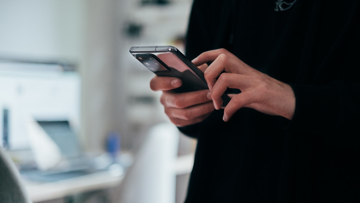 Cyfrowe dokumenty w telefonie coraz częściej zastępują tradycyjne, plastikowe odpowiedniki.